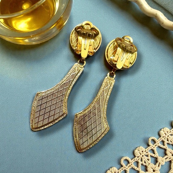 Vintage Damascene Gold & Black Deltoid Clip On Earrings - Picture 5 of 5